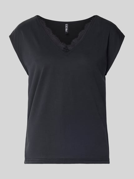 Produktfoto, Relaxed Fit T-Shirt aus Modal-Mix Modell 'KAMALA LACE' von Pieces, unifarben, V-Ausschnitt mit Spitzenbesatz, kurzarm, glatte Textur