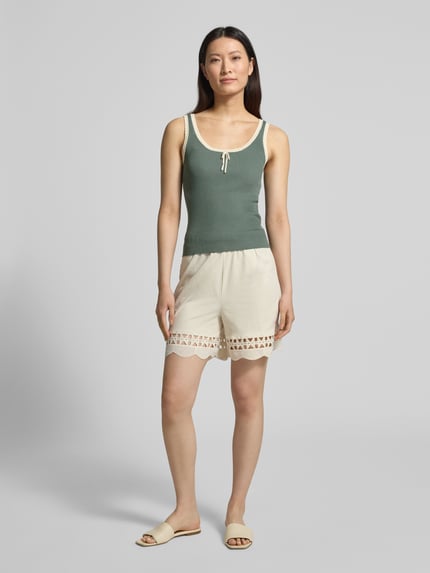 Vrouwenmodel draagt Regular Fit Shorts uit puur katoen model 'GABBY' van Vero Moda, effen kleuren, tunnelkoord, elastische boord, jersey, dames short, Ganzkörperansicht von vorne.