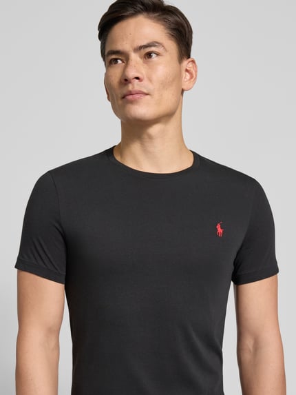 Mannelijk model draagt T-Shirt met Label-Stitching van Polo Ralph Lauren in zwart, regular fit, fijne textuur, close-up bovenlichaam.
