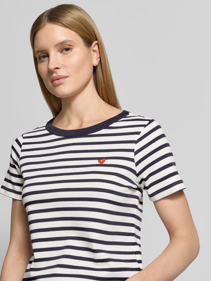 Vrouwenmodel draagt T-shirt met ronde hals en stitching van Smith and Soul, puur katoen, regular fit, ruglengte maat S 56 cm, nahaufnahme bovenlichaam