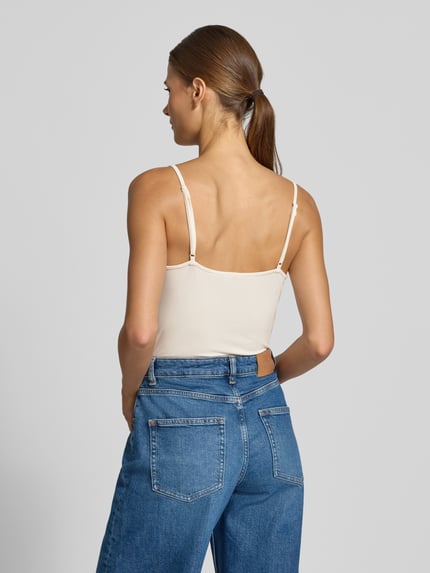 Frauenmodel trägt Trägertop aus Viskose-Elasthan-Mix von COMMA in Beige, Slim Fit, verstellbare Träger, Rückansicht, Nahaufnahme Oberkörper.