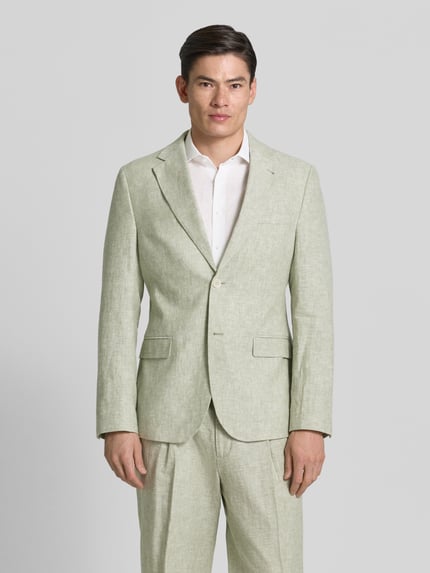 Męski model nosi Sakko aus Leinen-Mix mit Pattentaschen od MCNEAL w odcieniu jasnej zieleni, krój modern fit, klapy, kieszenie z patkami, długość tyłu w rozmiarze 50: 72 cm, szerokość ramion w rozmiarze 50: 45 cm, długość rękawa w rozmiarze 50: 63 cm, materiał o wyraźnej strukturze, całkowity widok z przodu.