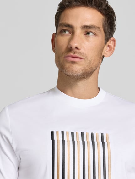 Mężczyznamodel nosi Regular Fit T-Shirt aus reiner Baumwolle Modell 'C-THOMPSON 41' von BOSS, efekt: jednolity kolor, krój regular fit, wyhaftowane logo, okrągły dekolt, krótki rękaw, wykończenie materiału: merceryzacja, bawełna, z bliska górna część ciała