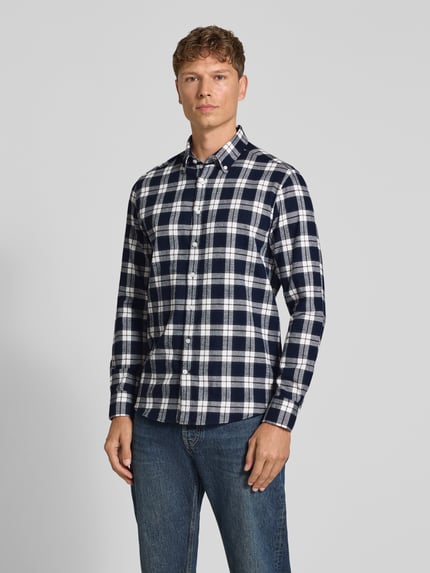 Männermodel trägt Regular Fit Freizeithemd mit Brusttasche von BUGATTI, mehrfarbig kariert, Webware, Button-Down-Kragen, Ganzkörperansicht von vorne.