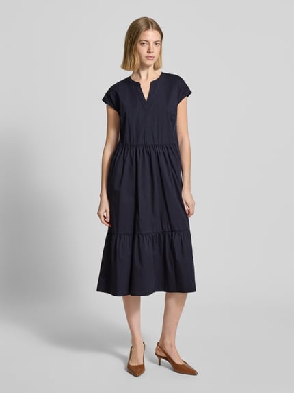 Frauenmodel trägt Knielanges Kleid im Stufen-Look mit V-Ausschnitt von ROBE LÉGÈRE aus Baumwoll-Mix mit Stretch-Anteil, A-Linie, Kappärmel, dunkelblau, knielang, Ganzkörperansicht von vorne.