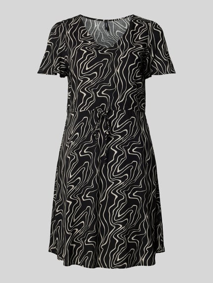 Produktfoto, Tailliertes Freizeitkleid aus reiner Viskose Modell 'EASY JOY' von Vero Moda, Optik:Allover-Muster, Mini-Länge, V-Ausschnitt, Kurzarm, schwarze Grundfarbe mit beigem Muster, glatte Textur
