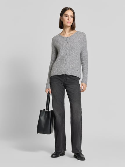 Frauenmodel trägt Regular Fit Strickjacke aus Woll-Alpaka-Mix Modell 'Almine' von MOS MOSH, meliertes Grau, Knopfleiste, Ganzkörperansicht von vorne.