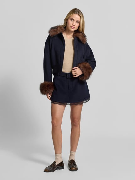 Frauenmodel trägt Wolljacke aus Woll-Viskose-Mix von Self-Portrait in Dunkelblau mit Kunstfellbesatz, Regular Fit, Ganzkörperansicht von vorne.