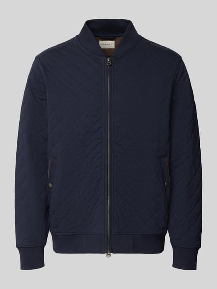 Produktfoto, dunkelblaue Regular Fit Sweatjacke aus Baumwoll-Mix von GANT mit Rautensteppung, sichtbarem Reißverschluss und gerippten Bündchen, Herren Sweatjacke von GANT