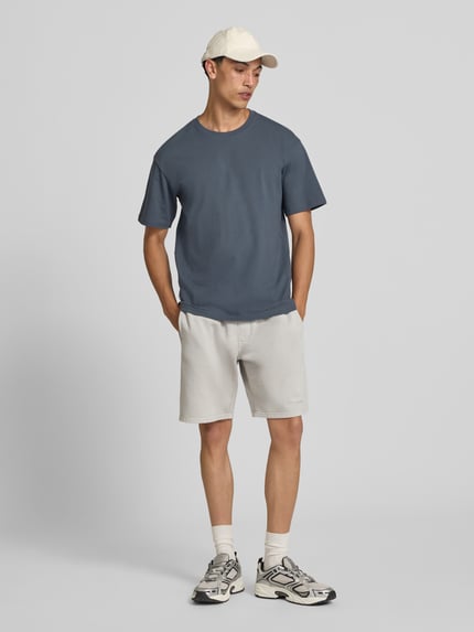 Männermodel trägt Regular Fit T-Shirt mit Rundhalsausschnitt von Jack & Jones, Reine Baumwolle, 1/2-Arm, Rückenlänge 70 cm, Ganzkörperansicht von vorne.