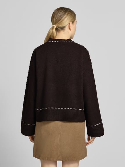 Frauenmodel trägt Strickpullover mit Kontrastnähten Modell 'Roeme' von Neo Noir, entspannte Passform, Rückansicht, Nahaufnahme Oberkörper. Baumwoll-Mix mit Stretch-Anteil, Rundhalsausschnitt, Kontext Damenpullover.