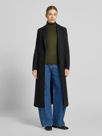Vrouwenmodel draagt groene gebreide pullover van viscosemix, slim fit, Model 'IHLULS' van ICHI, col, elastische boorden, dames, ruglengte maat S 61 cm, mouwlengte maat S 66 cm, geheel van voren