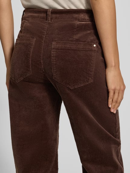 Vrouwenmodel draagt Cordhose mit französischen Eingrifftaschen van Christian Berg Woman in donkerbruin katoenmix met stretch, barrel fit, Achterzakken detail, detailopname achterkant.