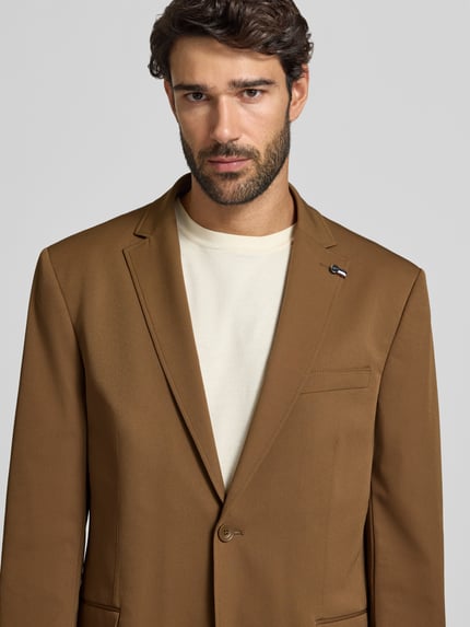 Männermodel trägt Slim Fit 2-in-1-Sakko mit Pattentaschen von bugatti, Material-Mix in Braun, Nahaufnahme Oberkörper