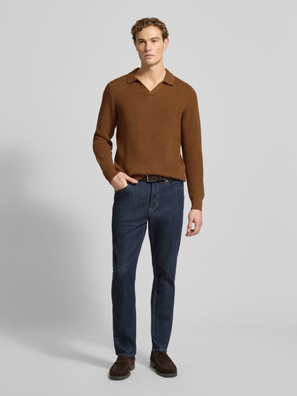 Męski model nosi Strickpullover mit gerippten Abschlüssen od MCNEAL, brązowy, bawełna, regular fit, prążkowane wykończenia, widok z przodu całej sylwetki.