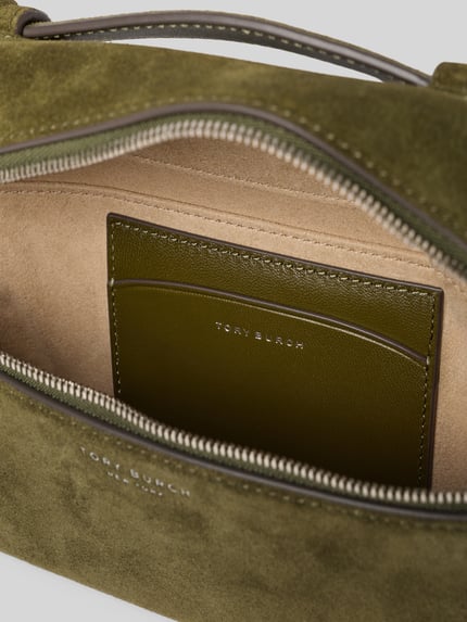 Produktfoto, Crossbody Bag mit Label-Print von Tory Burch, olivgrünes Wildleder, goldener Zweiwege-Reißverschluss, Steckfach innen, Detailaufnahme, Hauptfach, abnehmbarer Schulterriemen, kurzer Tragehenkel, Maße 18x12x6 cm