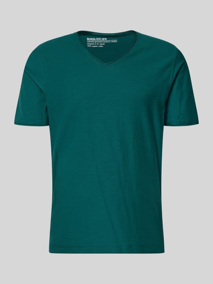 Produktfoto, Regular Fit T-Shirt mit V-Ausschnitt von MCNEAL, męski t-shirt z bawełny, krój regular fit, dekolt w serek, zrolowany brzeg, długość tyłu w rozmiarze M: 70 cm, zielona tkanina, jednolita faktura