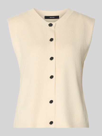 Produktfoto, Regular Fit Strickjacke aus Viskose-Mix Modell 'GOLD' von Vero Moda in unifarbenem Creme, ärmellos, mit Rundhalsausschnitt und gerippter Strickoptik, schwarze Knopfleiste, Label Stitching, glatte Textur