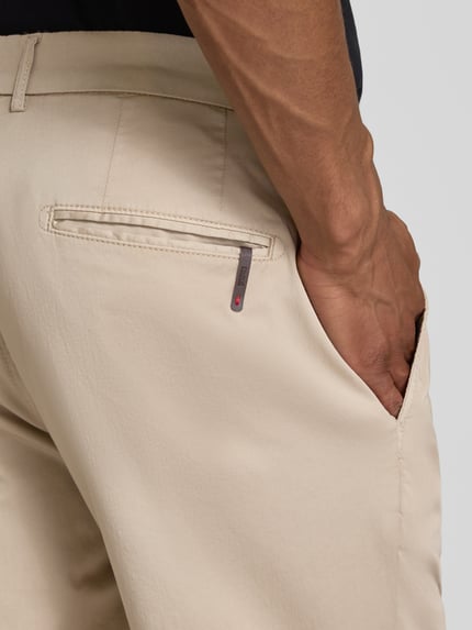 Männermodel trägt Anzughose mit Biesen und französischen Eingrifftaschen von CINQUE in Beige, Baumwoll-Mix, Detailaufnahme Rückansicht