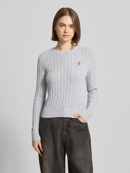 Vrouwenmodel draagt gebreide pullover met kabelpatroon en labelstitching van REVIEW, katoenmix, regular fit, ronde hals, grijze tinten, voorkant, Ganzkörperansicht van voren.
