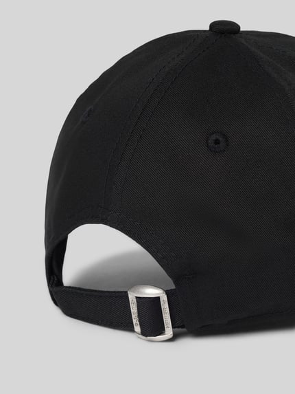Produktfoto, Base Cap mit Logo-Stitching von New Era aus Reine Baumwolle in Schwarz, gebogener Schirm, Motiv-Stitching, feine Struktur