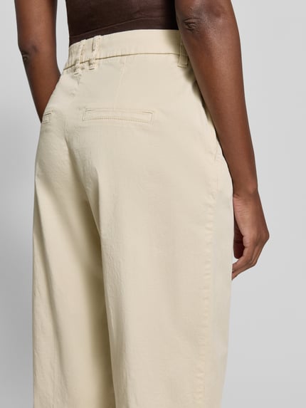 Vrouwenmodel draagt Wide Leg Culotte uit katoenmix van s.Oliver RED LABEL, look: effen, detailopname bovenbeen, 7/8-lengte