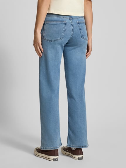 Kobiece modelka nosi Wide Fit Jeansy z mieszanki bawełny Model 'MADISON' od ONLY, jasnoniebieskie, 5 kieszeni, wysoki stan, zapięcie na guzik i zamek, denimowa faktura, widok całej sylwetki z tyłu. Bundweite 38 cm, długość wewnętrzna nogawki 78 cm, rozmiar 27/32.