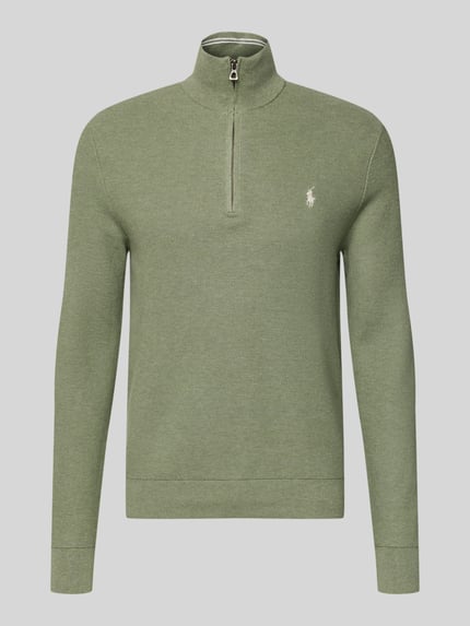 Produktfoto, Strickpullover mit Label-Stitching von Polo Ralph Lauren aus reiner Baumwolle, Regular-Fit, gerippte Abschlüsse, Stehkragen, kurzer Reißverschluss, grüne Farbe, strukturierte Oberfläche.