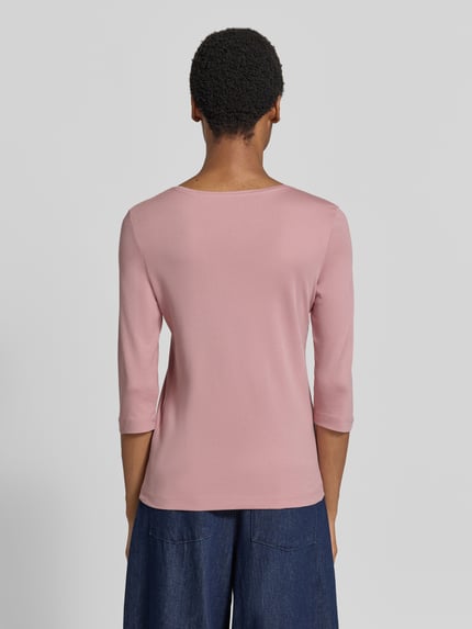 Frauenmodel trägt Shirt aus reiner Baumwolle von Christian Berg Woman in Rosa, gerader Schnitt, Halbarm, Rückenlänge 59 cm, Ganzkörperansicht Rückansicht.