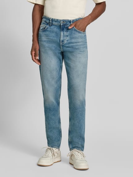 Männermodel trägt Slim Fit Jeans aus Baumwoll-Mix Modell 'ONYX-2- BO' von BOSS Orange, hellblaue Waschung, Ganzkörperansicht von vorne, Herren Slim Fit Jeans von BOSS Orange.
