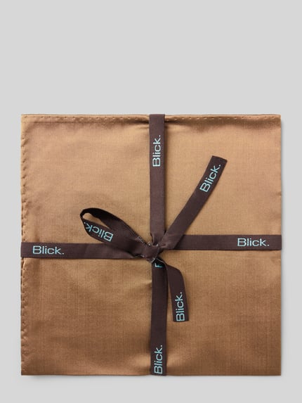 Productfoto, pochet van zuiver zijde van Blick, vierkant effen design, omboorde randen, zachte bruine tint, context Heren pochet
