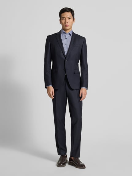 Männermodel trägt Slim Fit Businesshemd aus Baumwolle mit Kentkragen von OLYMP Level Five, feine Knopfleiste, Ganzkörperansicht von vorne.