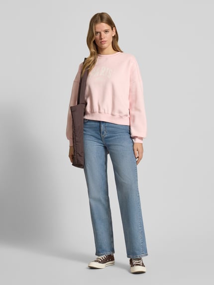 Vrouwenmodel draagt lichtroze Sweatshirt met Labelprint en ronde hals van Review, katoenmix, relaxed fit, vooraanzicht volledige lengte.