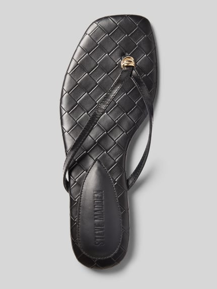 Productfoto, zwarte sandalen van echt leer met gevlochten textuur, gladde zool, 1 cm hakhoogte, model 'Maliyah' van Steve Madden