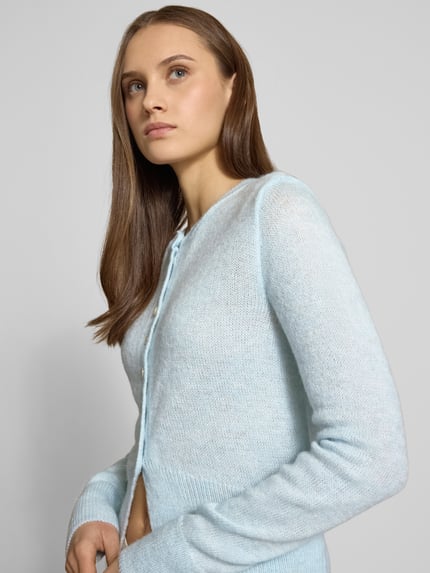 Frauenmodel trägt Regular Fit Strickjacke mit einreihiger Knopfleiste Modell 'ELLA' von ONLY, Optik: Unifarben, Strick, Nahaufnahme Oberkörper.
