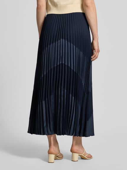 Vrouwenmodel draagt Ausgestellter Maxi-Rock mit Plissees Modell 'VENNYTA' van BOSS, look: effen, pasvorm: uitlopend, maxilengte, met plissévouwen, sluiting: ritssluiting, zoom: recht, materiaalverwerking: fijngebreid, satijn. Ganzkörperansicht achterkant.