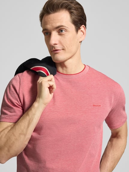 Männermodel trägt T-Shirt mit Rundhalsausschnitt und Label-Stitching von Gant in Rot, Reine Baumwolle, Regular-Fit, Nahaufnahme Oberkörper.