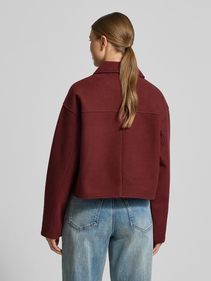 Vrouwenmodel draagt Regular Fit Hemdjacke met Reißverschluss Modell 'FORTUNEFREJ' van Vero Moda in effen bordeaux vilt, rugaanzicht.