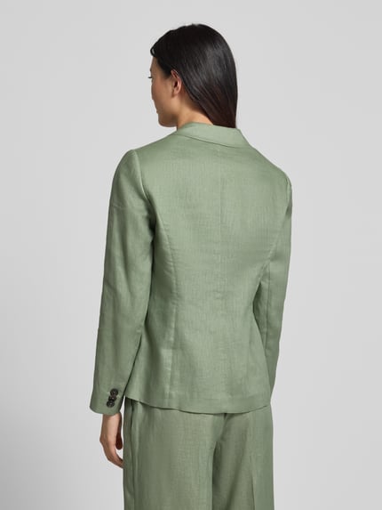 Frauenmodel trägt Regular Fit Blazer aus reinem Leinen von s.Oliver BLACK LABEL, Optik: Unifarben, Ganzkörperansicht Rückansicht.