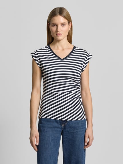 Kobiece modelka nosi damski t-shirt Slim Fit T-Shirt aus reiner Baumwolle Modell 'EVKA' von BOSS, efekt: jednolity kolor, wzór w paski, marszczenie, dekolt w serek, krótki rękaw, zakończenie rękawów: brzeg, drobne prążkowanie, wykonanie: bawełna, Ganzkörperansicht von vorne