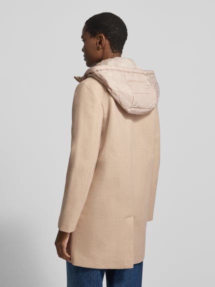Frauenmodel trägt Mantel mit abnehmbarer Kapuze Modell 'VMGRACE' von VERO MODA in Beige, strukturierte Webware, Longline, Rückansicht.