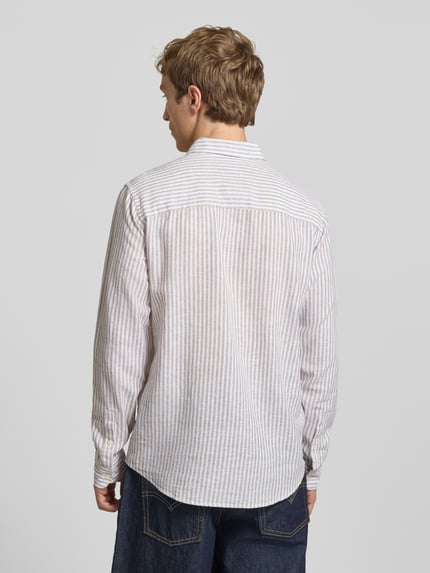 Männermodel trägt Regular Fit Freizeithemd aus Leinen-Baumwoll-Mix Modell 'CAIDEN' von Only & Sons mit Allover-Muster, Rückansicht.