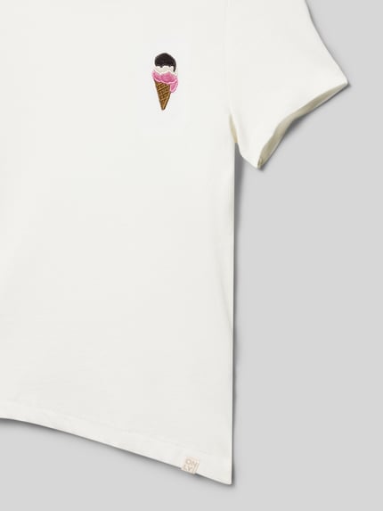 Mädchen trägt Regular Fit Kinder T-Shirt aus reiner Baumwolle Modell 'VEGA' von Only, Optik: Unifarben, Motiv-Stitching, Nahaufnahme Oberkörper