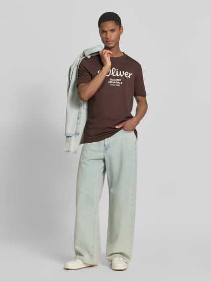 Männermodel trägt Regular Fit T-Shirt aus reiner Baumwolle von s.Oliver RED LABEL, Optik: Unifarben, Label-Print, Rundhals, Kurzarm, Materialverarbeitung: Jersey, Ganzkörperansicht von vorne.