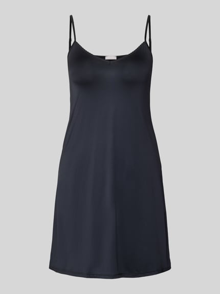 Produktfoto, Knielanges Unterkleid in glänzendem Satin mit Picot-Besatz von Hanro, dunkel, glatte Textur, Viskose-Elasthan-Mix, lockerer Schnitt, Herz-Ausschnitt