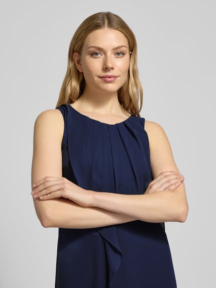 Kobiece model prezentuje Sukienka koktajlowa z falbaną od Swing, linia A, sukienka mini, okrągły dekolt, plisowanie, kolor granatowy, Nahaufnahme Oberkörper.