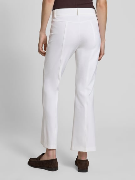 Vrouwenmodel draagt Flared Fit broek met viscose van Cambio, look: effen, mid waist, lengte: kort, labelpatch, riemlussen, knoop- en ritssluiting. Ganzkörperansicht Rückansicht.