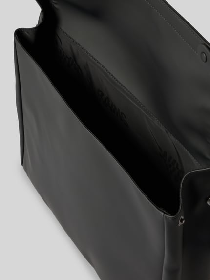 Produktfoto, Messenger Bag mit Logo-Detail von Rains in mattem Schwarz, Hauptfach mit Überschlag, Druckknöpfe, verstellbarer Schulterriemen, Breite 48 cm, Länge 33 cm, Tiefe 9 cm, Länge Schulterriemen 82 cm, glatte Textur