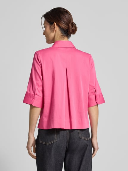 Vrouwenmodel draagt 'Boxy Fit Bluse mit verdeckter Knopfleiste' van Milano Italy in felroze, katoenmix met stretch, boxy fit, overhemdkraag, verborgen knoopsluiting, ruglengte 54 cm, mouwlengte 34 cm, achteraanzicht volledige lichaamsopname.