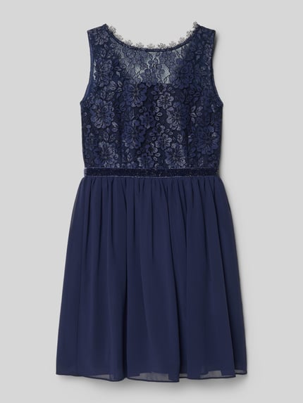 Produktfoto, Knielanges Kleid mit Rundhalsausschnitt von Happy Girls, taillierter Schnitt, Nahtreißverschluss, ausgestellte Rockpartie, kinder, Farbe Dunkelblau, feine Spitzen- und Chiffon-Textur, Rückenlänge bei Größe 140: 70 cm